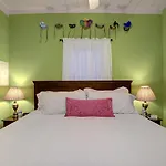 Burgundy Cottage - Just Steps To Both The French Quarter & Frenchman St!
